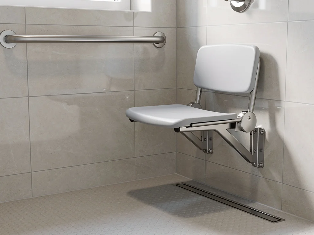 Barre de maintien en inox et siège de douche rabattable dans une douche adaptée